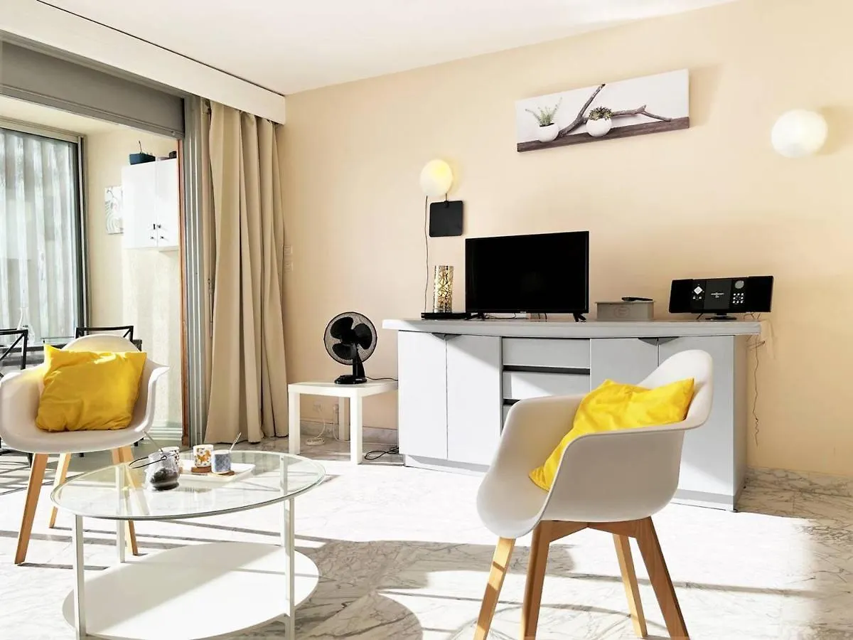 Appartement En Bord De Mer 2 Pieces - 5 Couchages - Le Lavandou - Fr-1-251-430 0*,  France